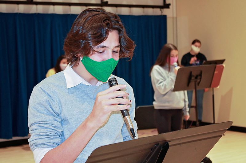  ew Trier's Varsity Voices rehearses a new choral arrangement of Al Jarreau's "Never Givin' Up," com
